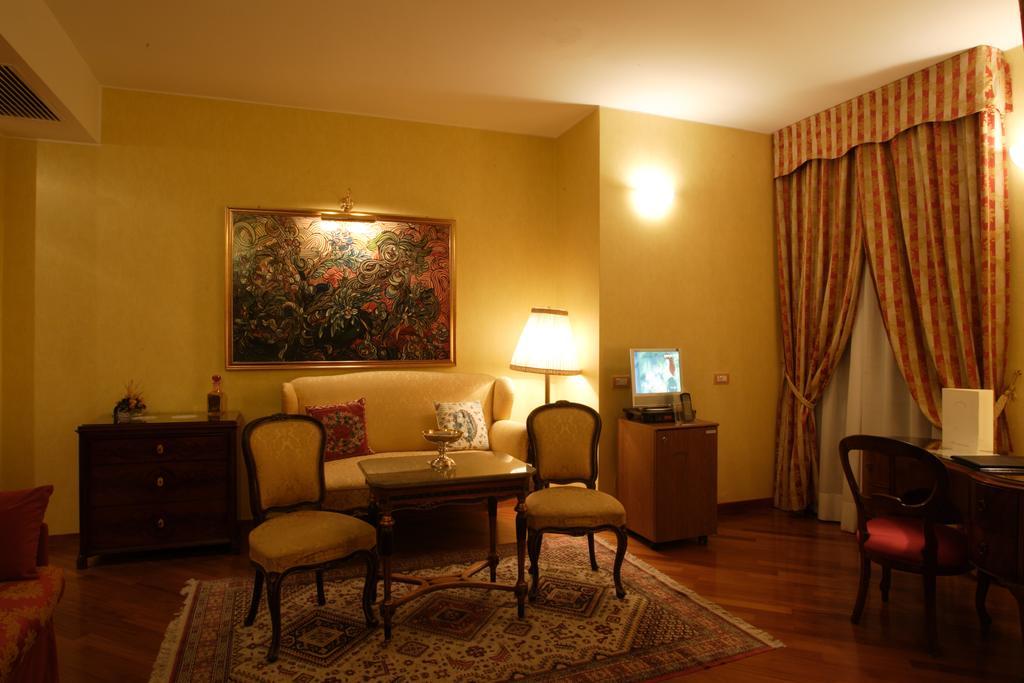 Deluxe Suite with Spa Bath,703527694:JPEG