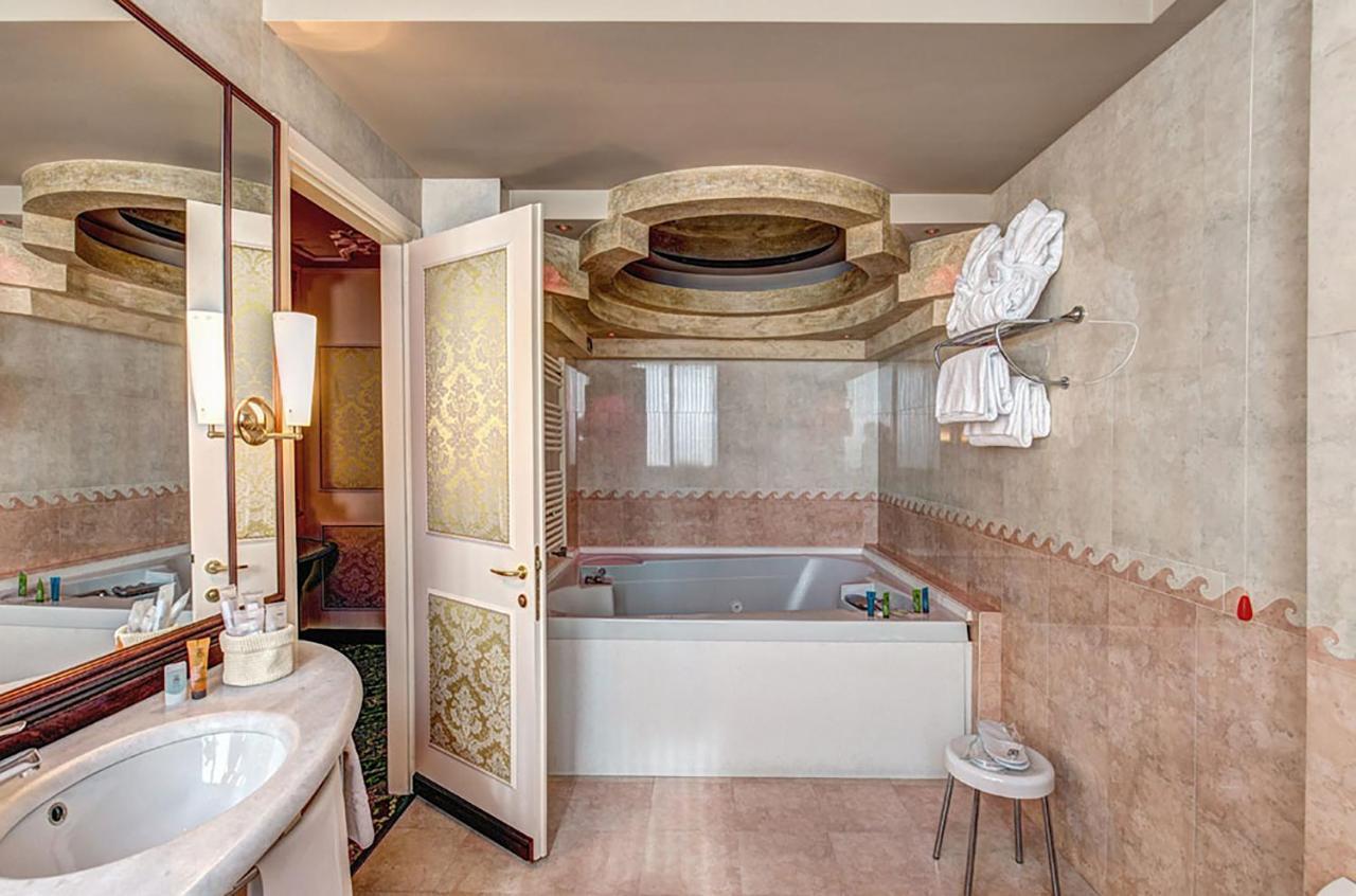 Junior Suite with Hot Tub,1253374081:JPEG