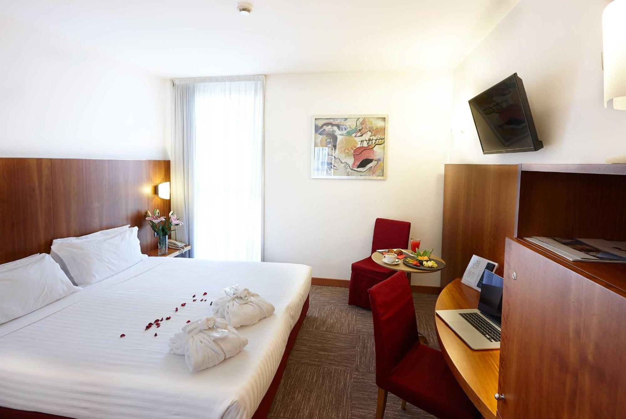Standard Double Room,699118530:JPEG