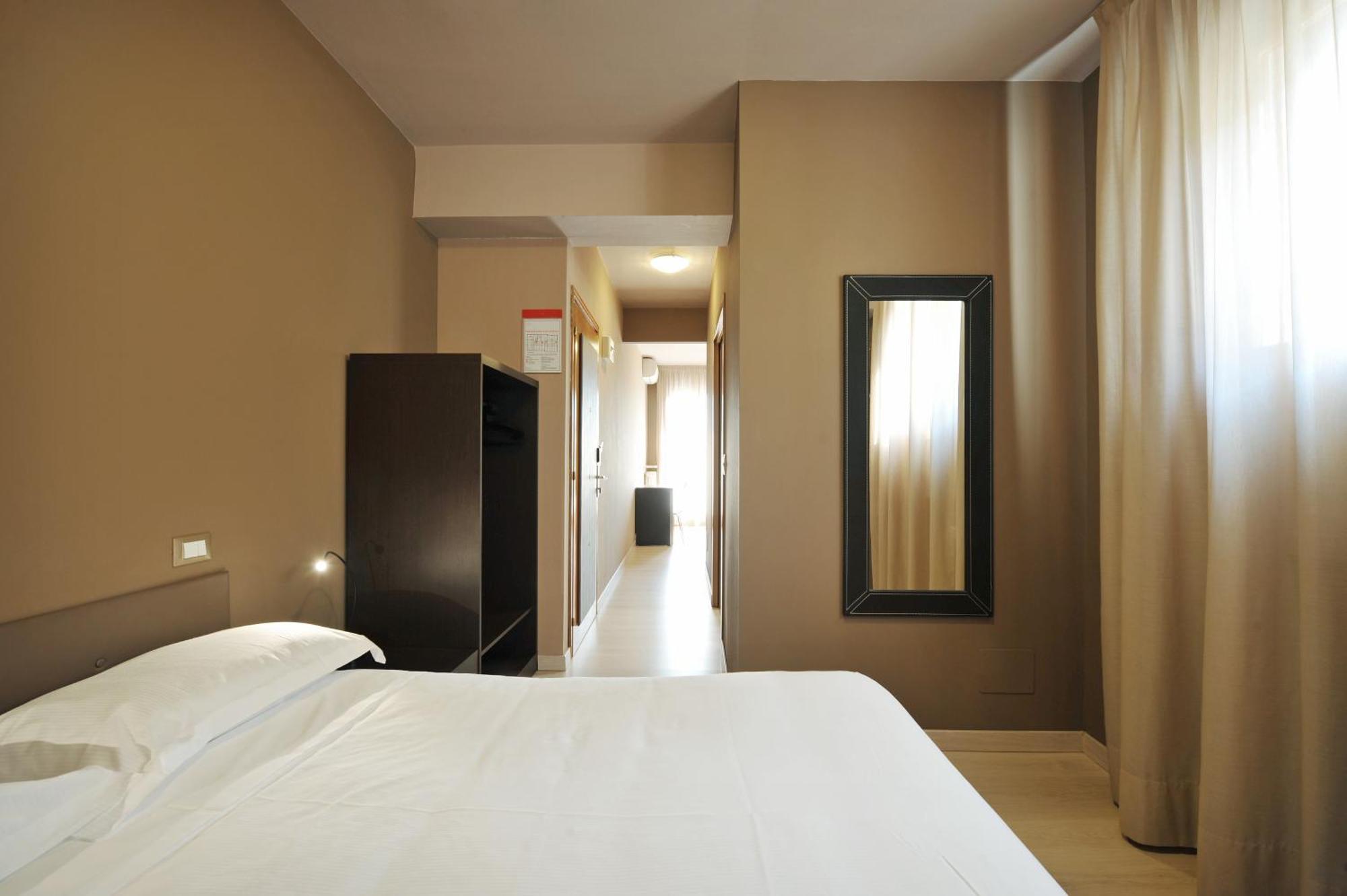 Economy Triple Room,112259526:JPEG
