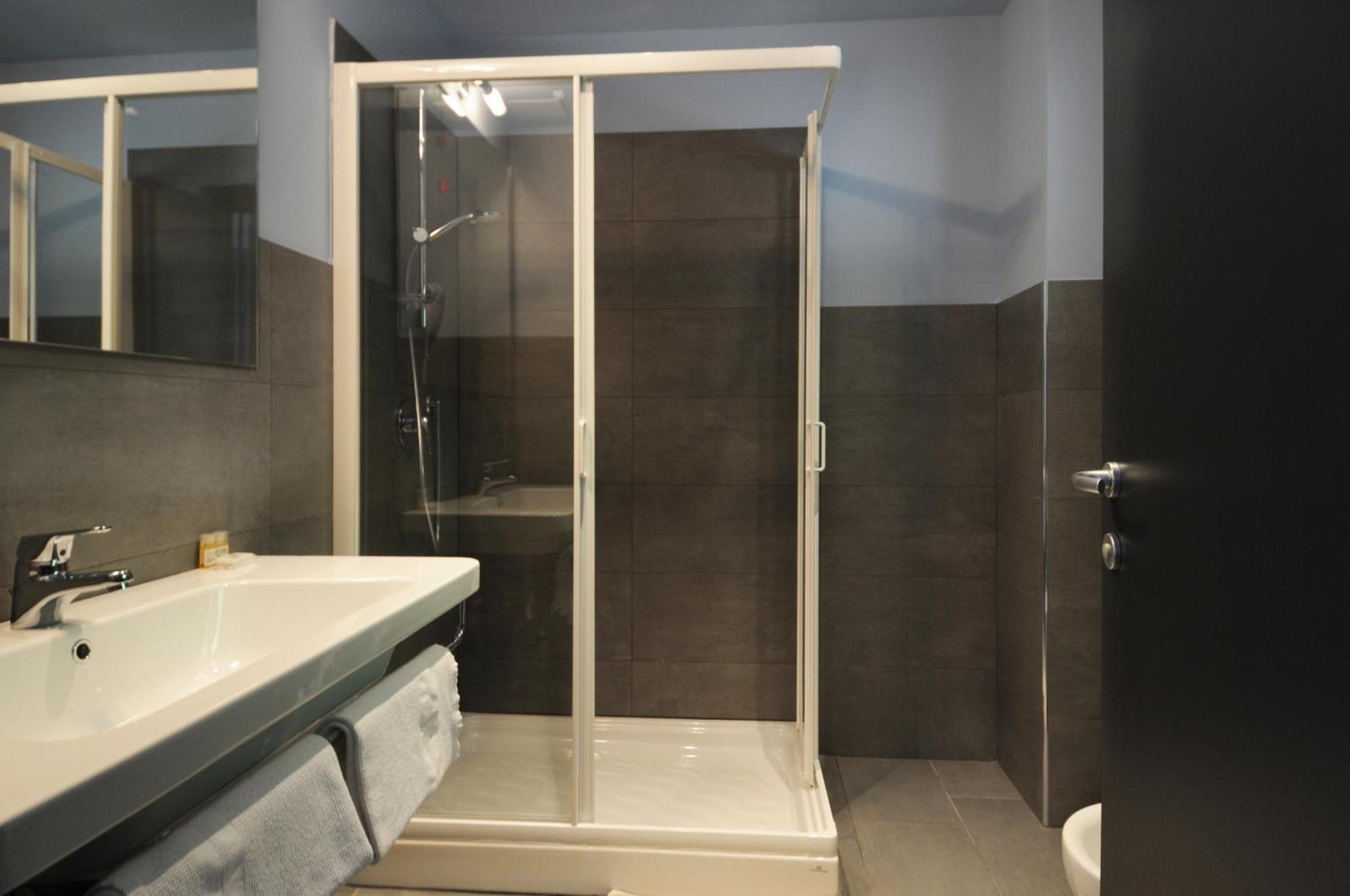 Deluxe Two-Bedroom Apartment with Terrace and Lake View,965457769:JPEG