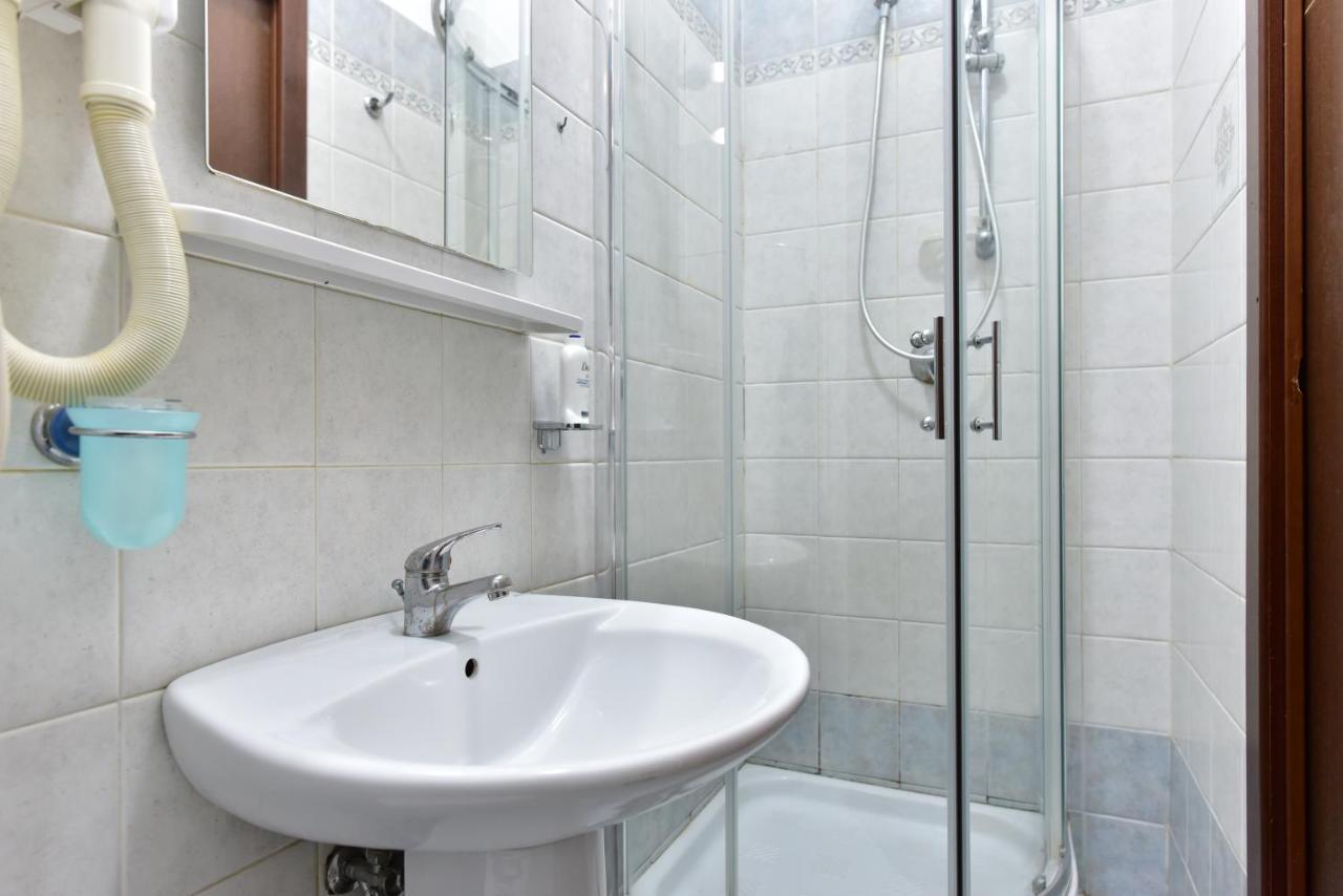 Family Room Bathroom,1225449914:JPEG