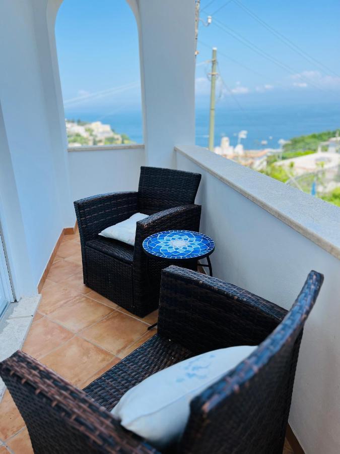 Camera Matrimoniale con Balcone e Vista Mare