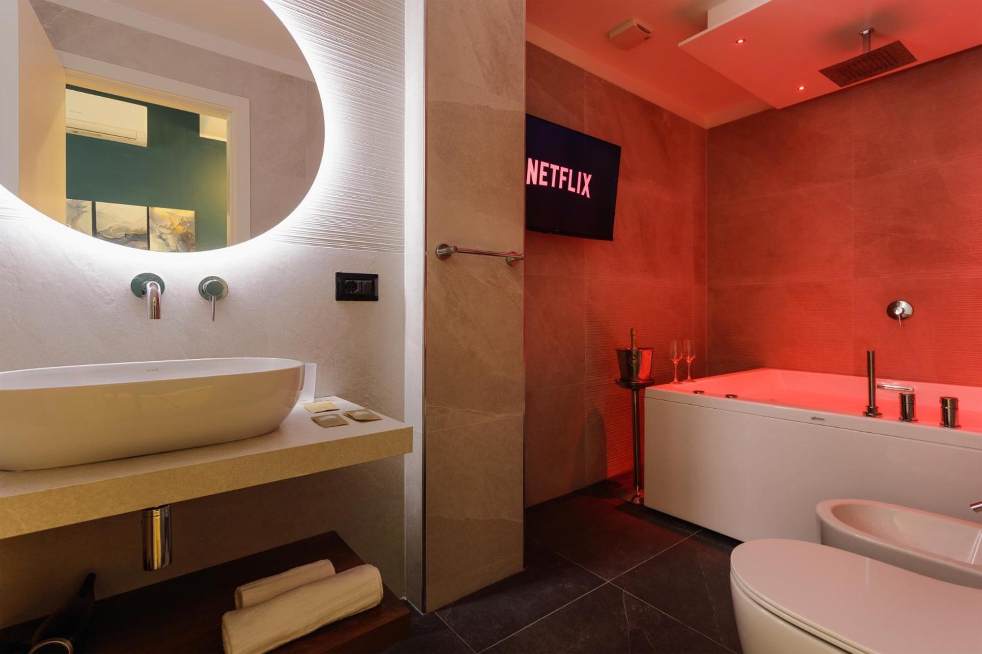 Suite Hot Tub,1550220163:JPEG