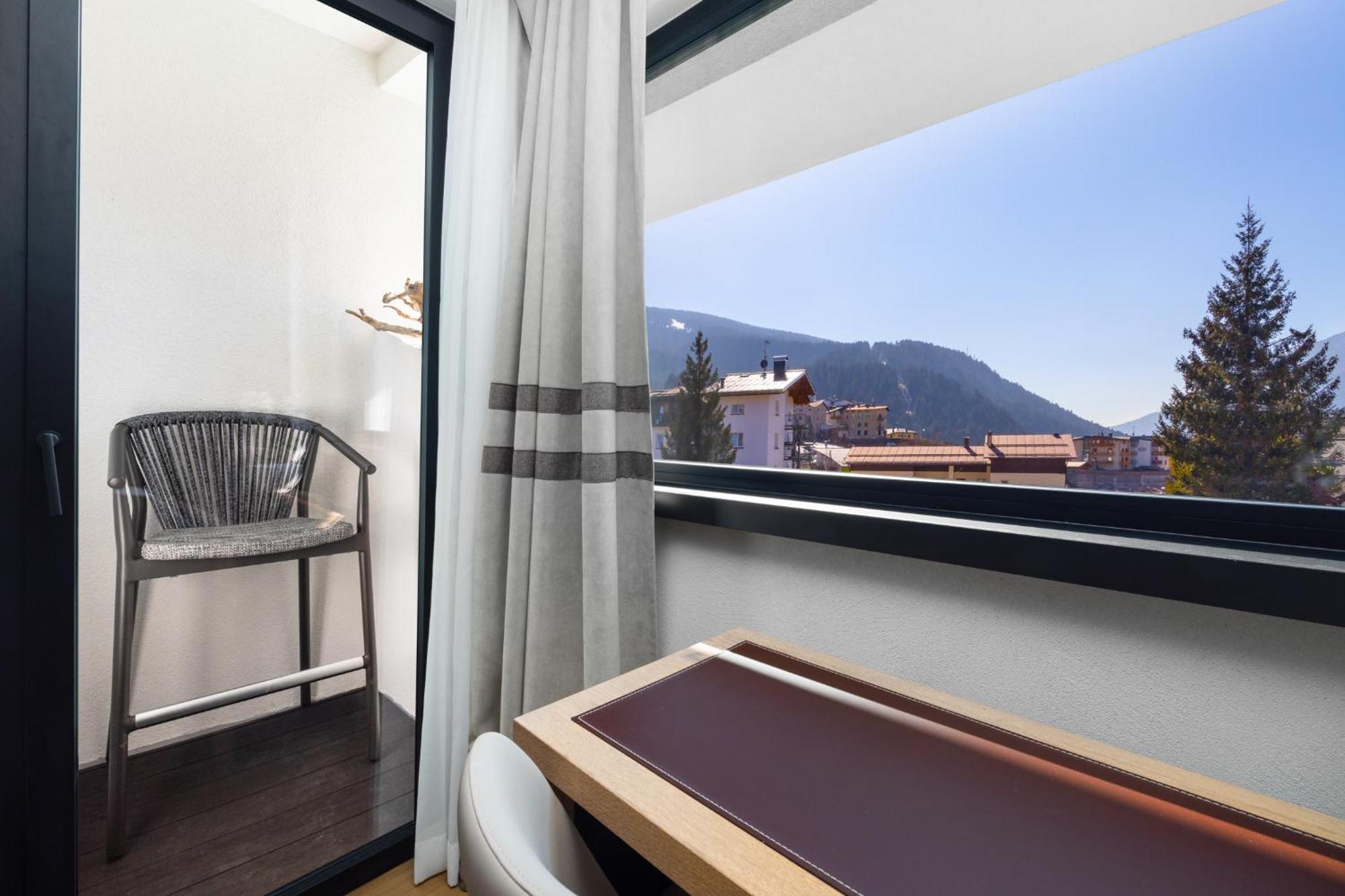 Deluxe Double Room with Extra Bed,1554000040:JPEG