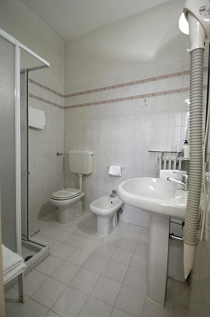 Standard Double or Twin Room,823266665:JPEG
