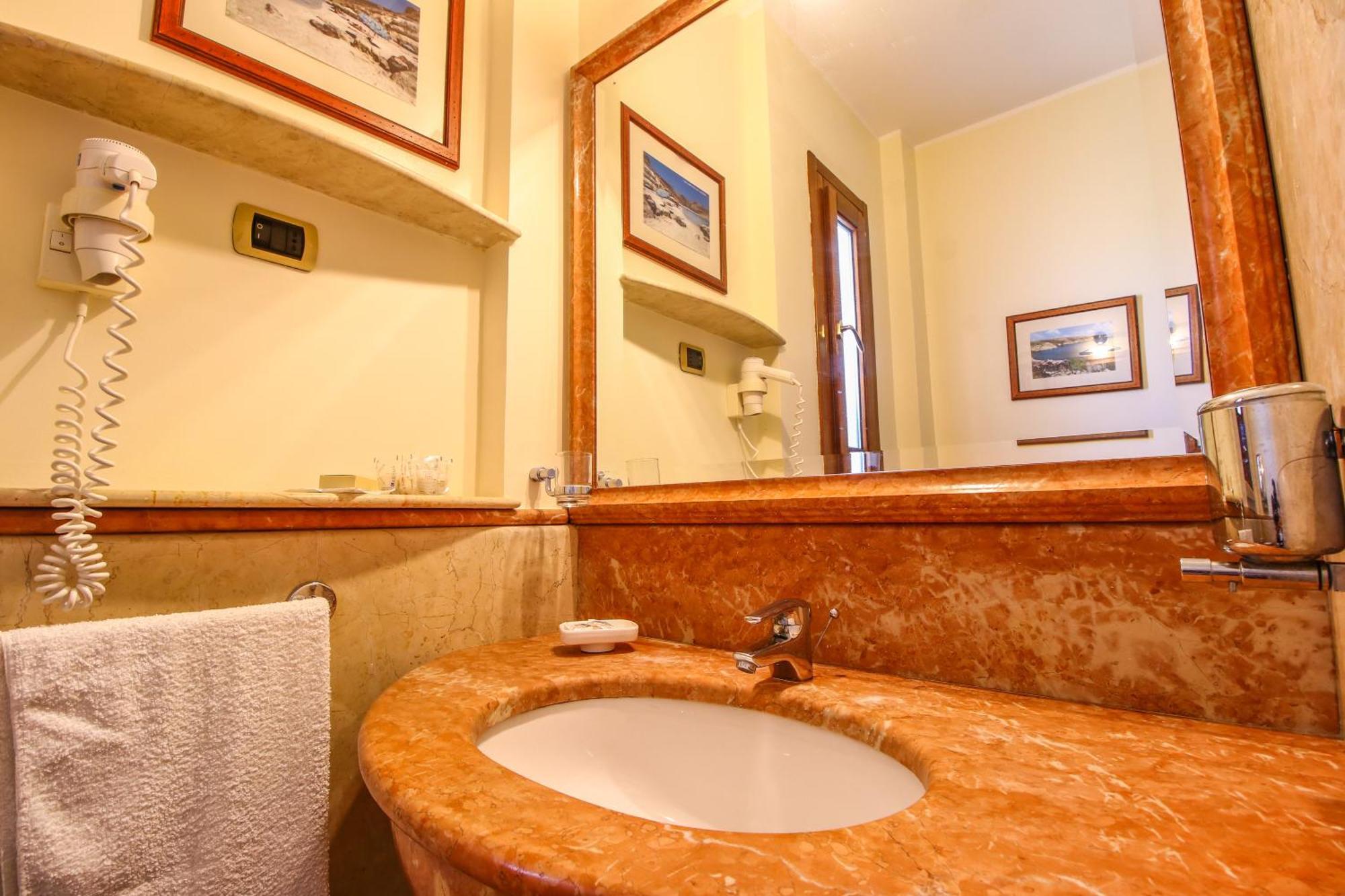 Double Room with Balcony and Sea View,1619761142:JPEG