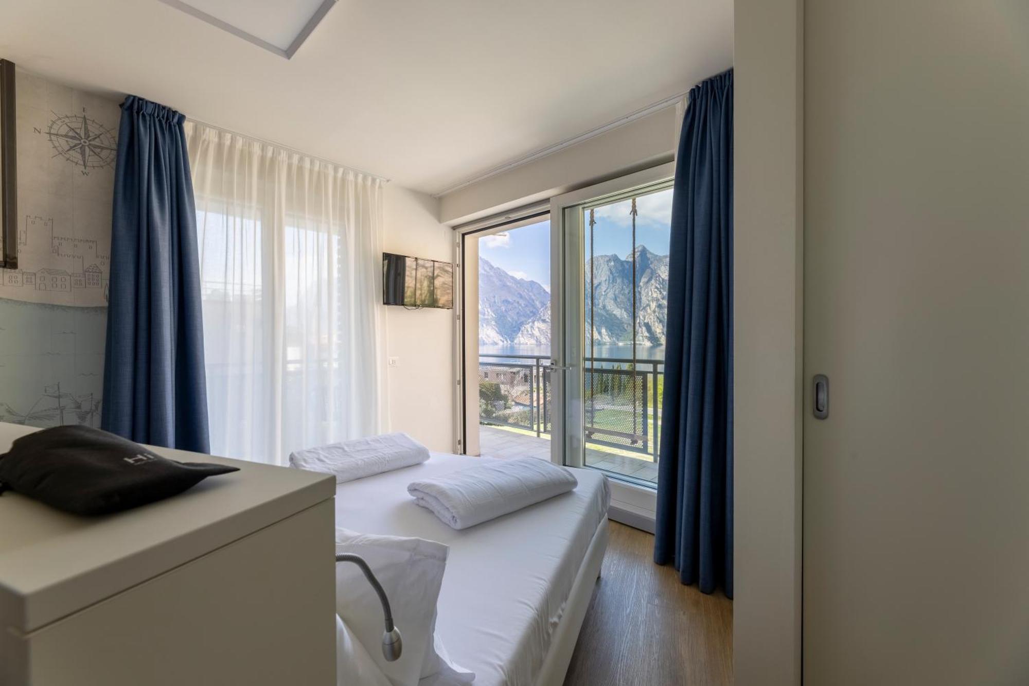 Queen Room with Terrace and Lake View