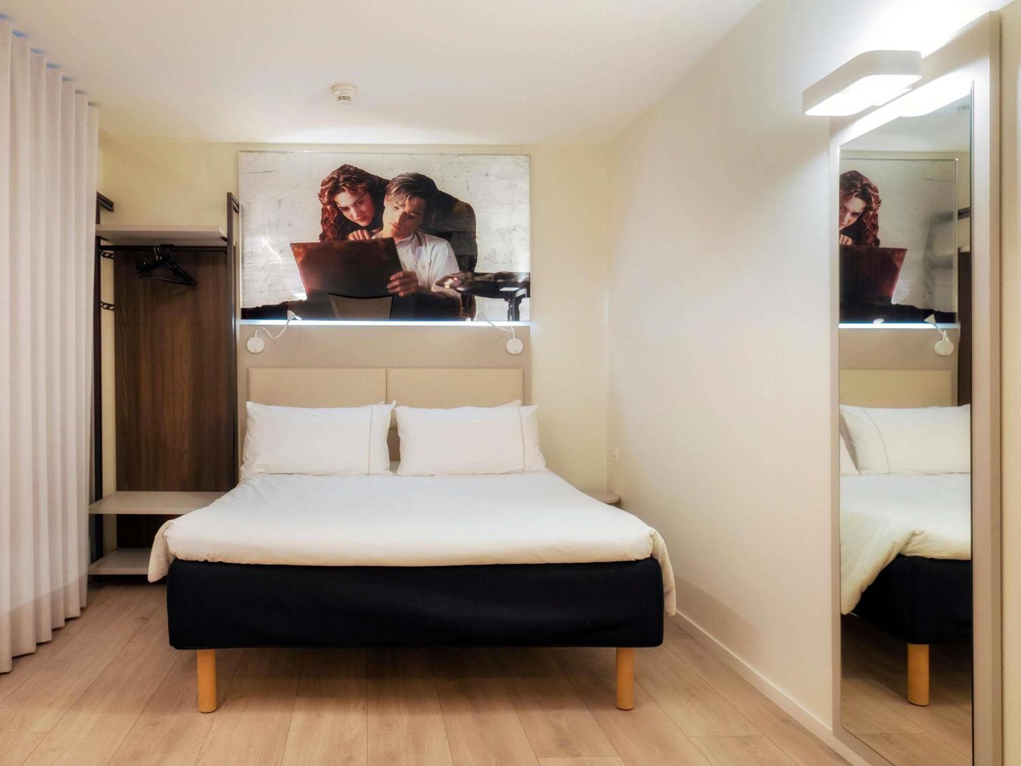 Wheelchair Accessible Room with One Double Bed,1704898705:JPEG