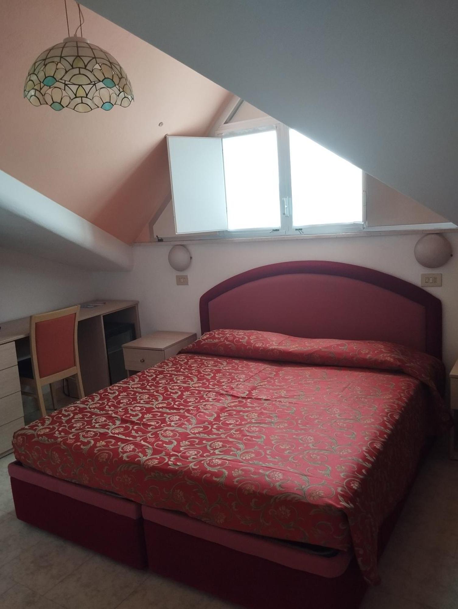 Small Double Room,1688848871:JPEG