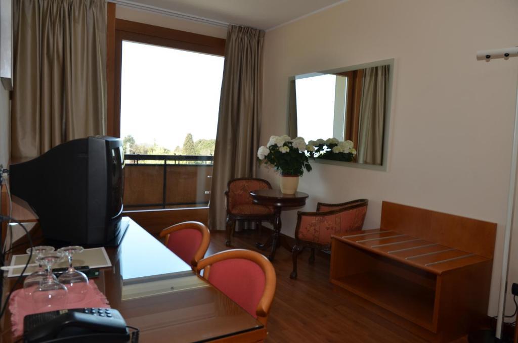Two Connecting Twin Rooms Balcony,49666719:JPEG