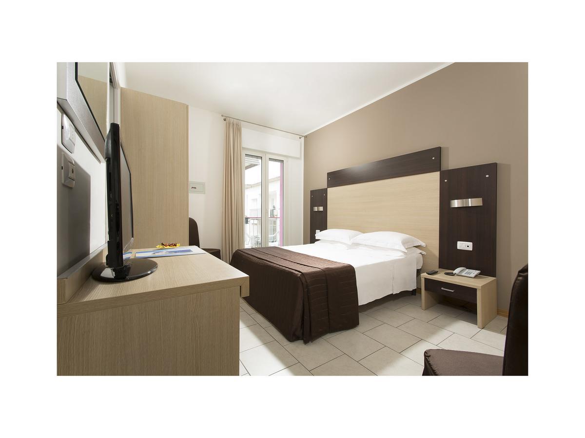 Triple Room,545485407:JPEG
