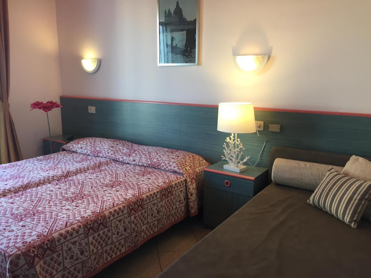 Large Double or Twin Room,1216259221:JPEG