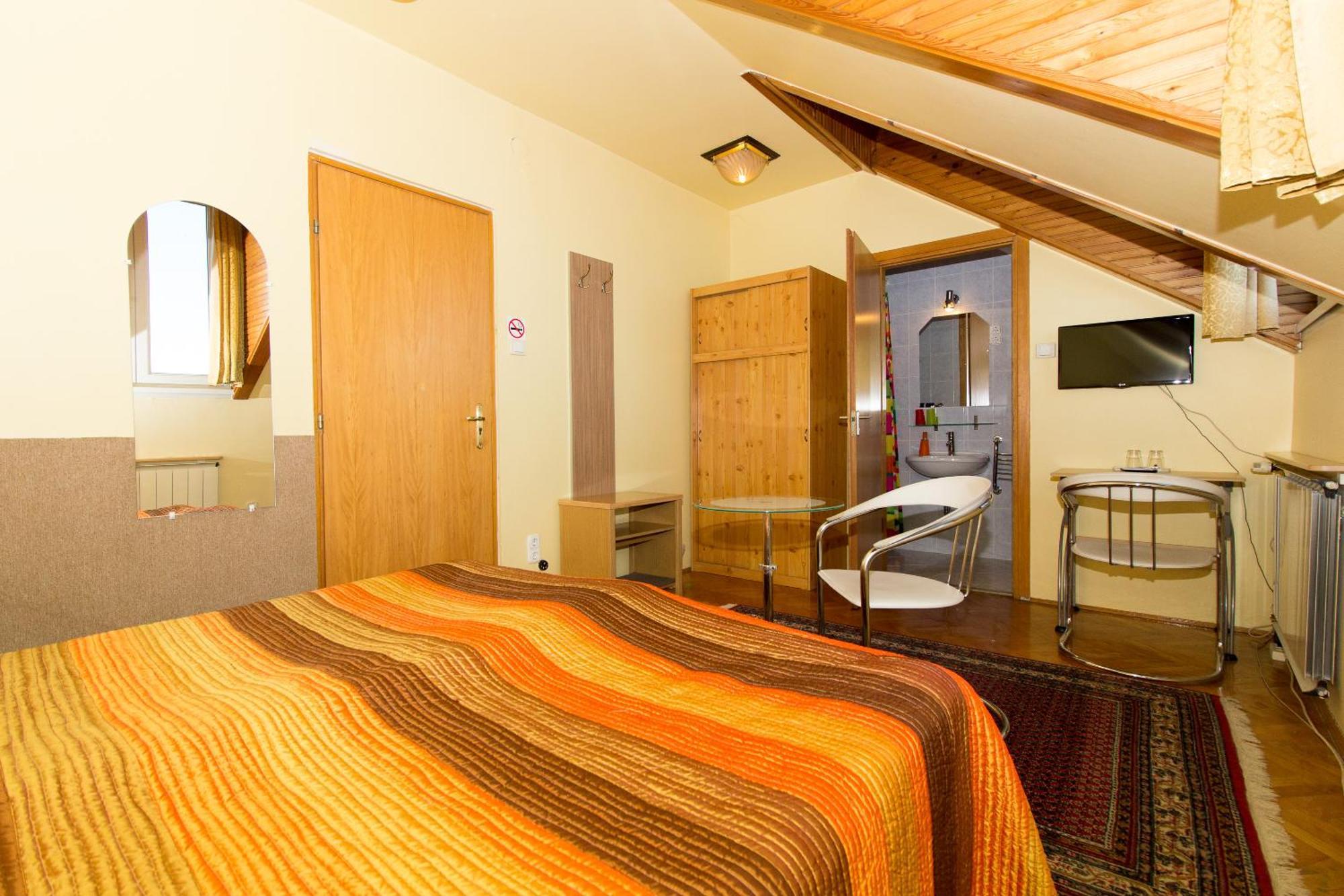 Classic Double Room,158330469:JPEG