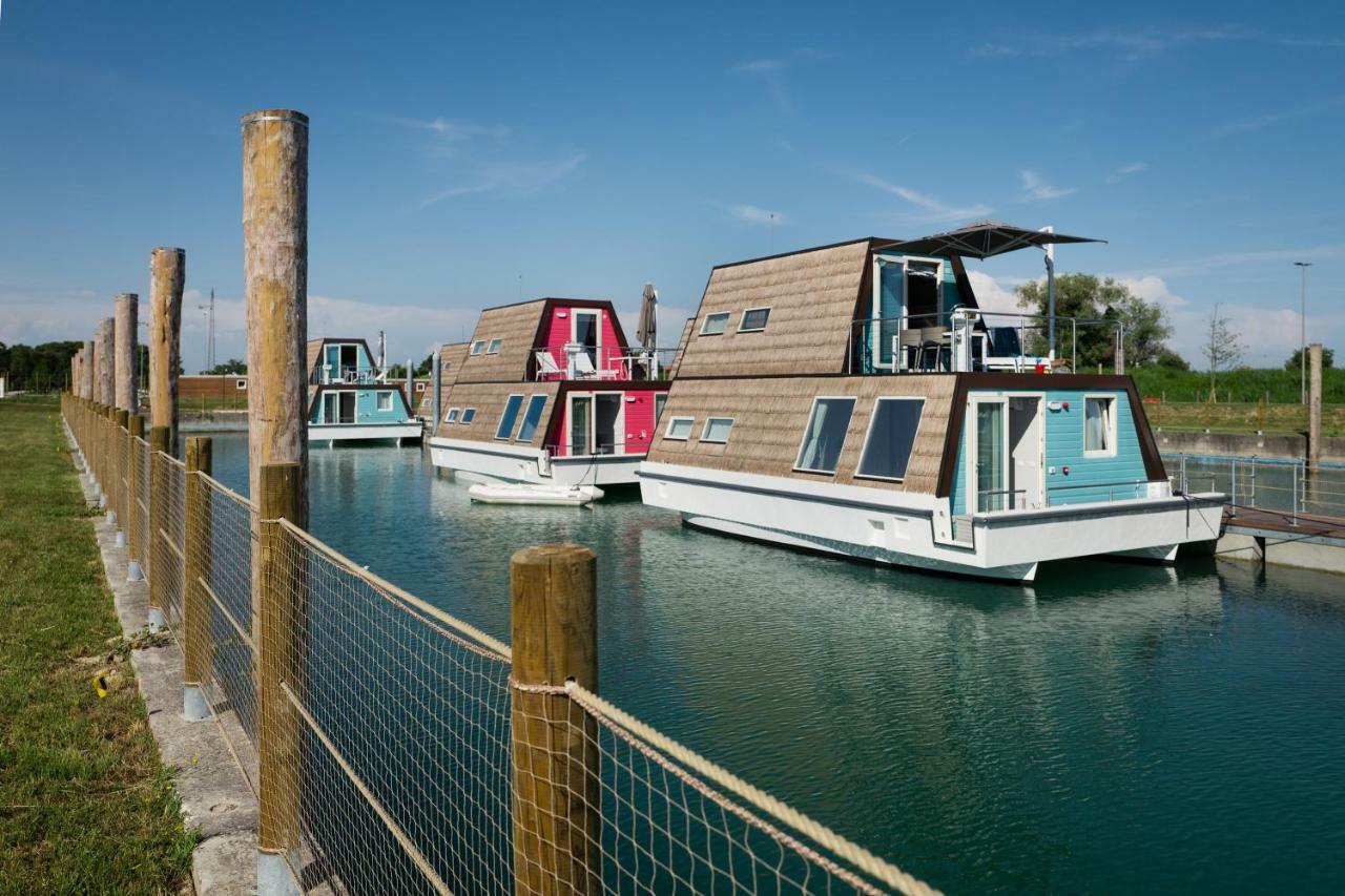 Houseboat,1352187116:JPEG