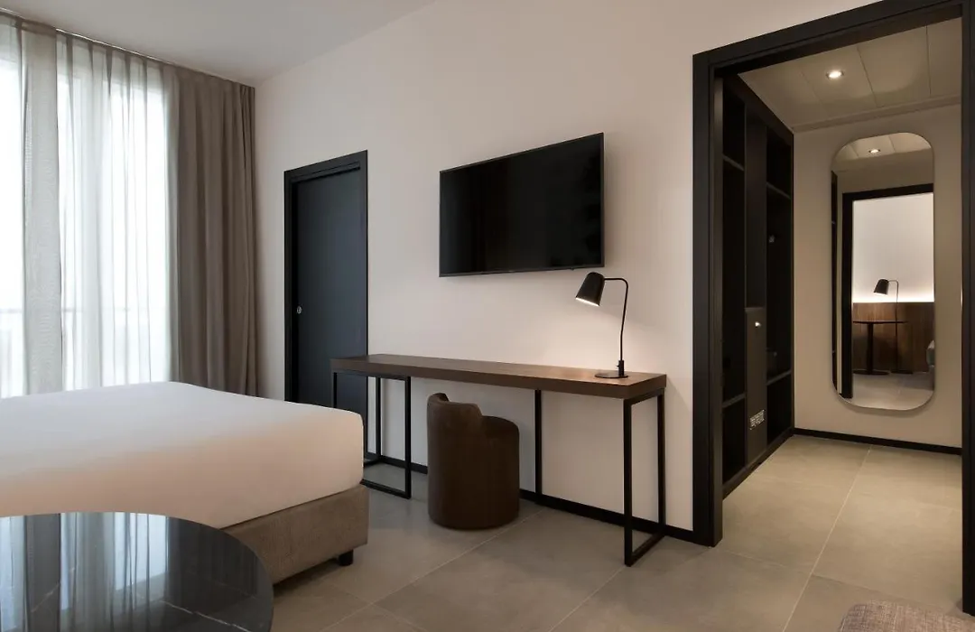 J Hotel-1