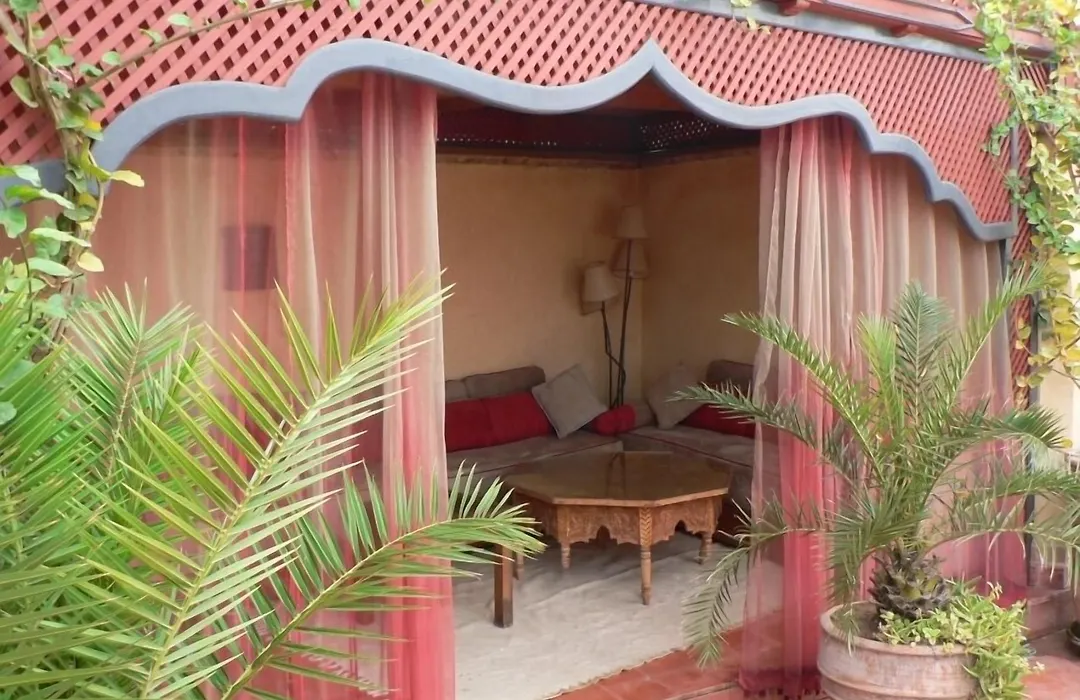 Riad Le J-1