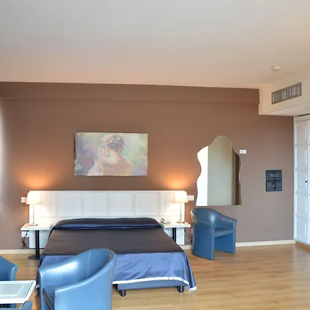 Hotel President-2