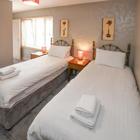 The Queens Hotel & Victoria Cloisters Apartments-2