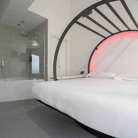 Colosseum Jacuzzi Suites-3